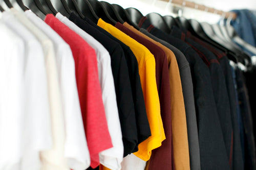 Vêtements sur un portant d'atelier
